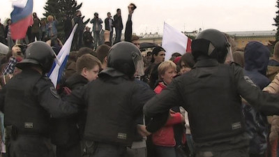 Арестованы 8 участников несанкционированной акции на Марсовом поле, еще 11 человек оштрафованы