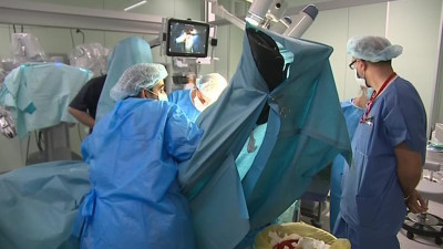 В Мариинской больнице робот «Да Винчи» помогает провести сложную операцию