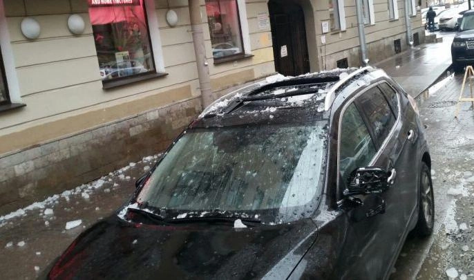 Автомобилисты Петербурга продолжают жаловаться на разбитые наледью машины - tvspb.ru