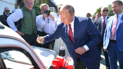 Глава МИД Австрии: Машину с автографом Путина отдали на благотворительность