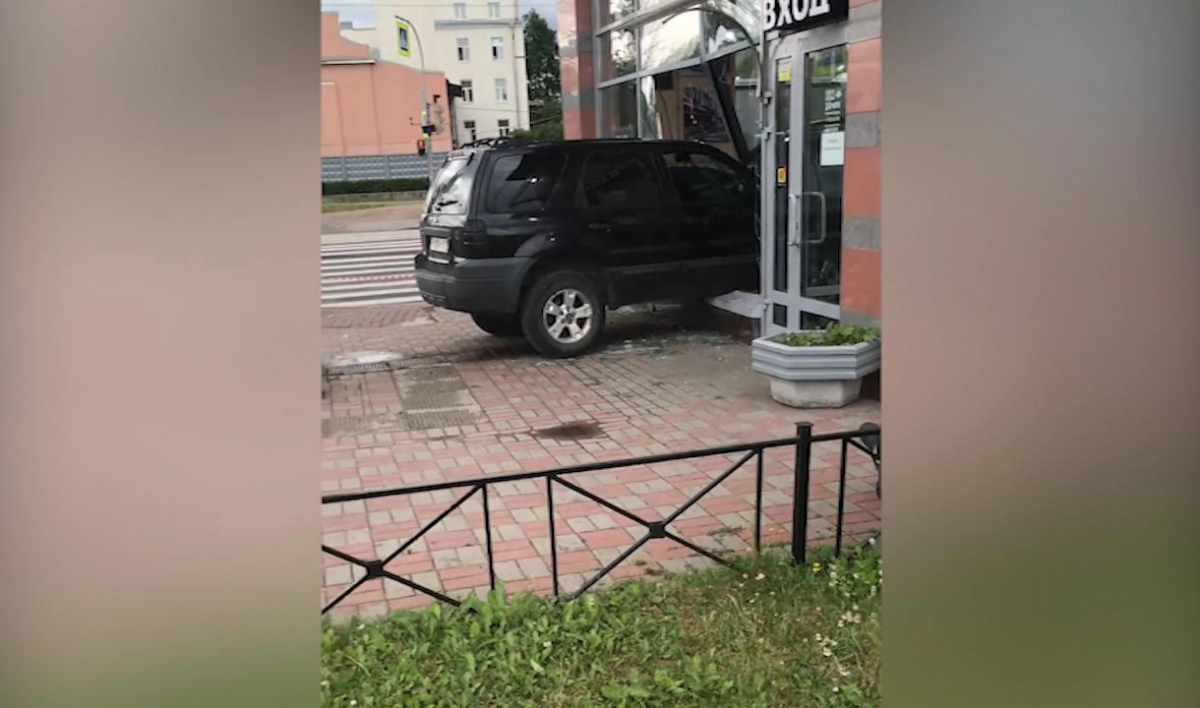 Автомобиль влетел в кафе у «Выборгской» - tvspb.ru