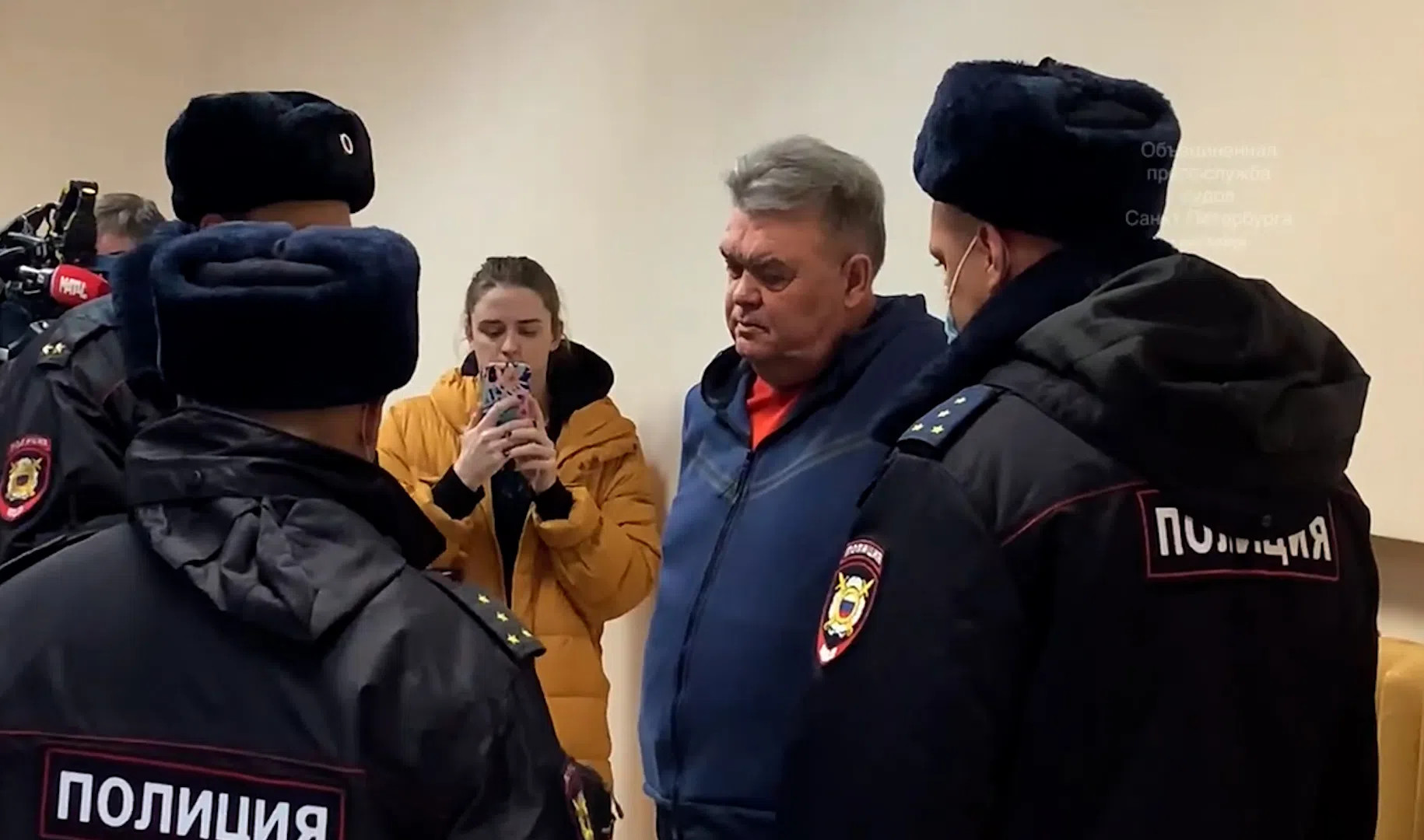 Суд в Петербурге оштрафовал тренера-антимасочника на 3 тысячи рублей за скандал в Пулково
