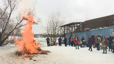 Водили хороводы, прыгали в мешках, тянули канат: Как петербуржцы отмечали Масленицу