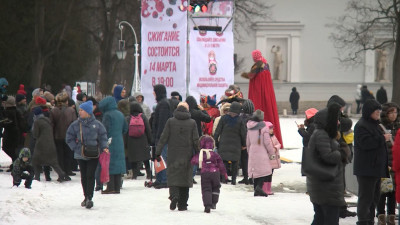 Как проходят масленичные гуляния на Елагином острове
