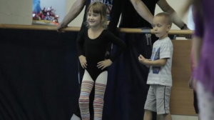 Со спортивной 7-летней девочкой с искусственными ножками и её смелой мамой познакомилась Оксана Маслова