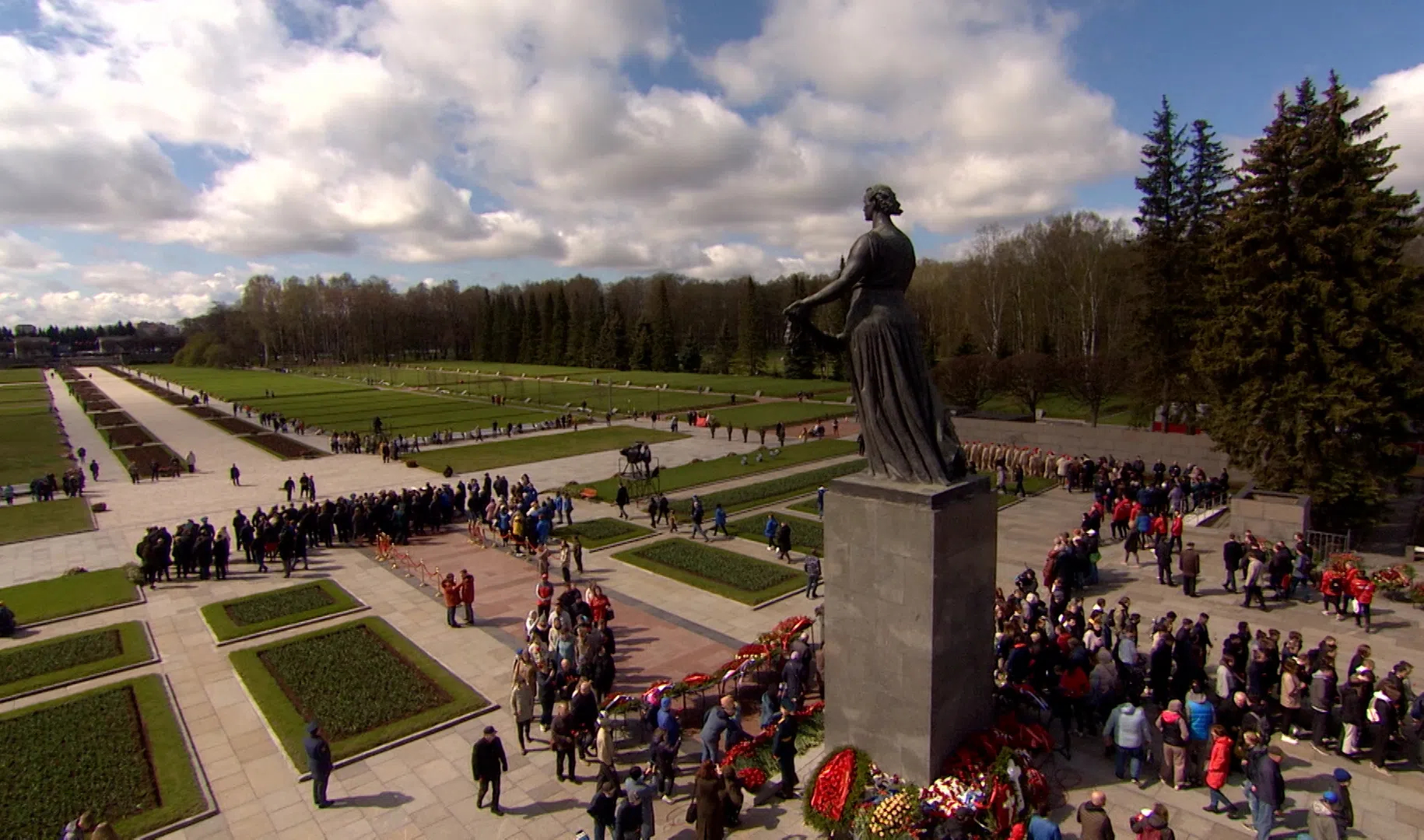 Пискаревское кладбище. Пискарёвское мемориальное кладбище Санкт-Петербург. Мемориальное кладбище в Санкт-Петербурге Пискаревское могилы. Пискаревское кладбище музей. Родина-мать на Пискаревском кладбище в Санкт-Петербурге.