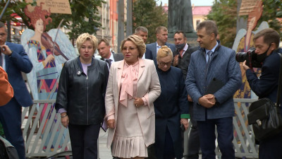 Валентина Матвиенко посетила петербургские «Книжные аллеи»