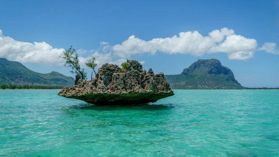 Маврикий снимает ограничения для российских туристов, привитых «Спутником V»