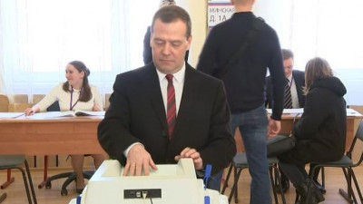 Дмитрий Медведев проголосовал на выборах президента России