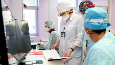 В Петербурге за месяц выплаты получили 5,5 тыс. медиков, пострадавших при работе с COVID-19