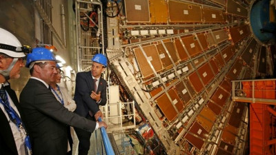 Дмитрий Медведев впечатлен осмотром Большого адронного коллайдера в Женеве