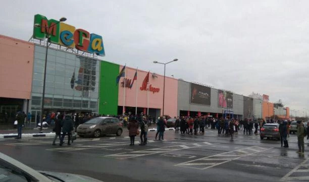 Посетителей торгового комплекса «Мега Парнас» эвакуируют в Петербурге - tvspb.ru