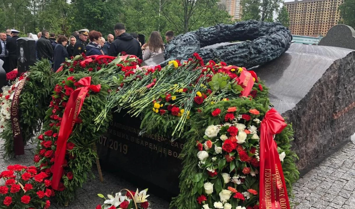 На Серафимовском кладбище открыт мемориальный комплекс в честь подводников, погибших год назад в Баренцевом море - tvspb.ru