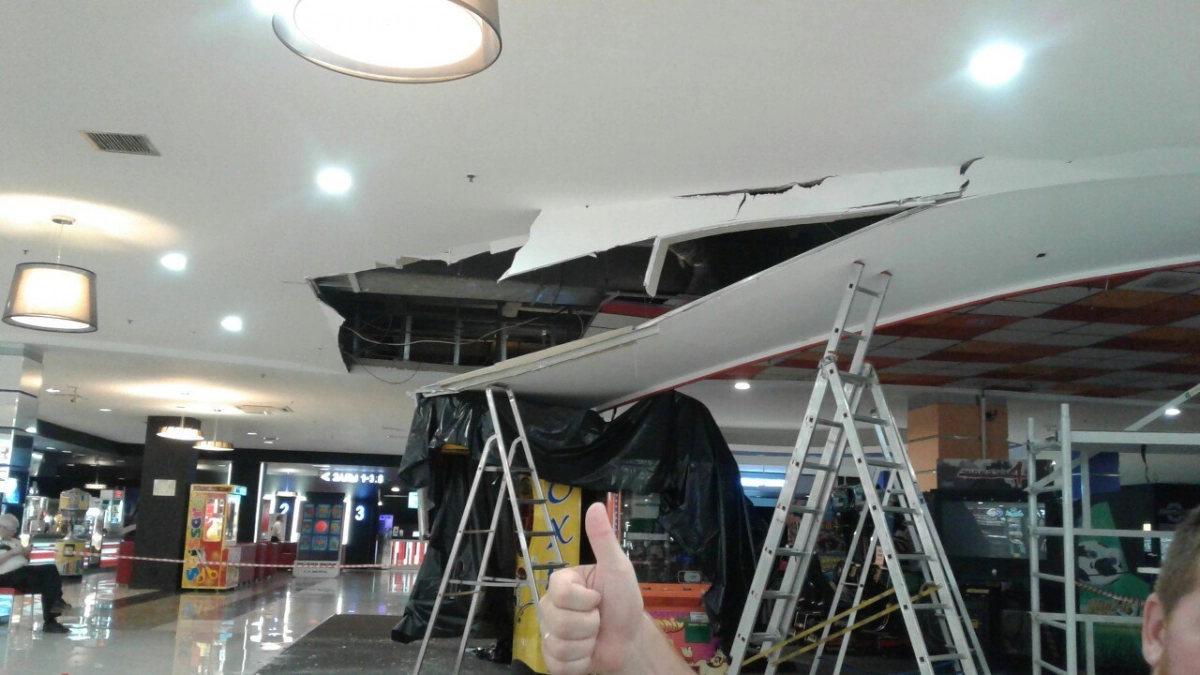 В торговом центре на Савушкина частично обвалился потолок - tvspb.ru