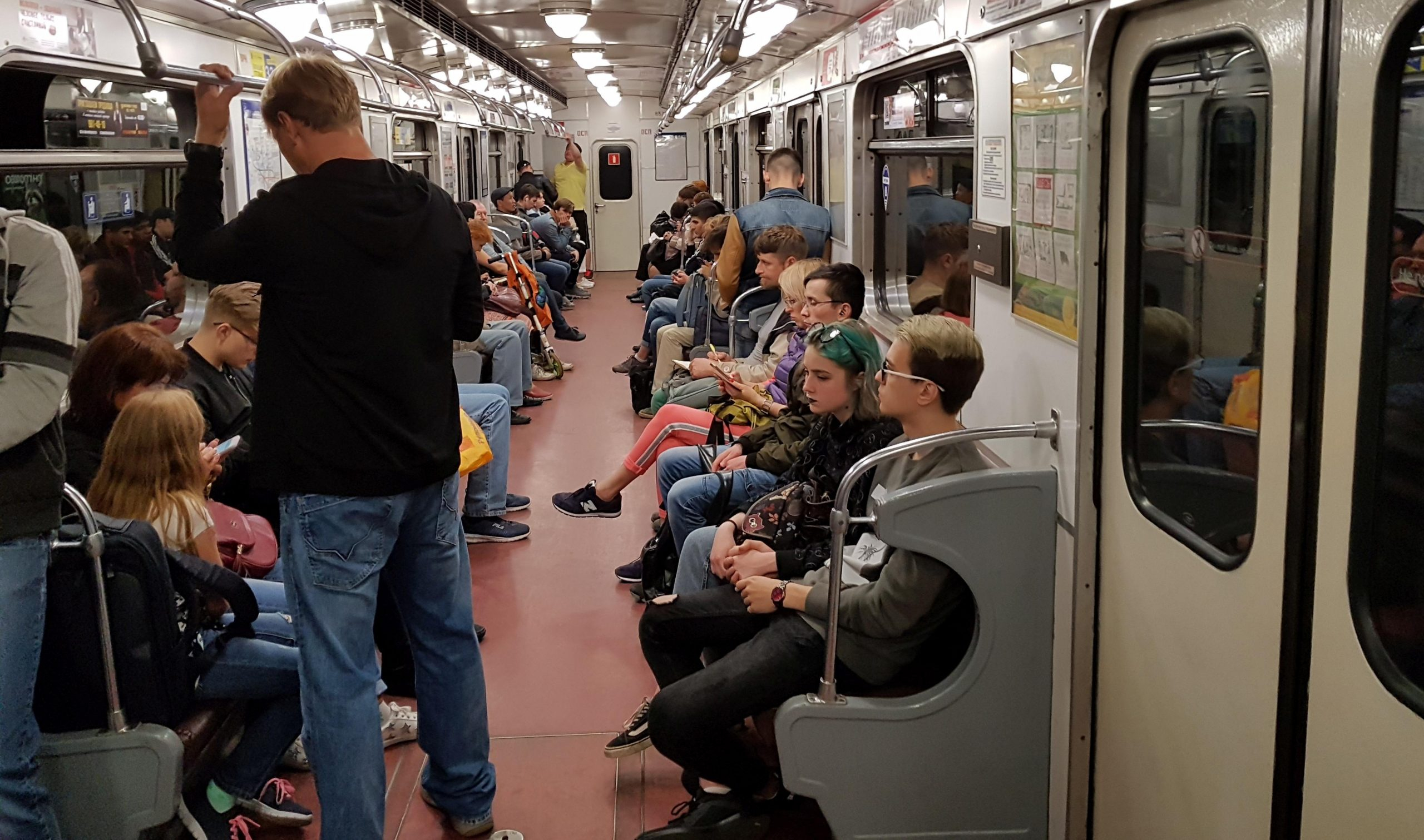 Видео в вагоне метро. Люди в вагоне метро. Пассажиры метро. Вагон метро. Вагон метро с пассажирами.