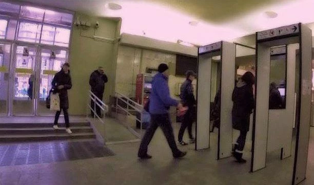 Петербуржец заявил, что металлодетекторы в метро убивают здоровье граждан - tvspb.ru
