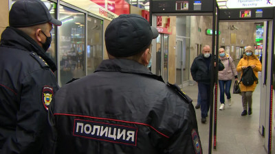 В петербургском метро ловят пассажиров без масок