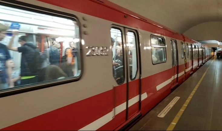 Движение поездов красной ветки петербургского метро восстановили и вводят в график - tvspb.ru