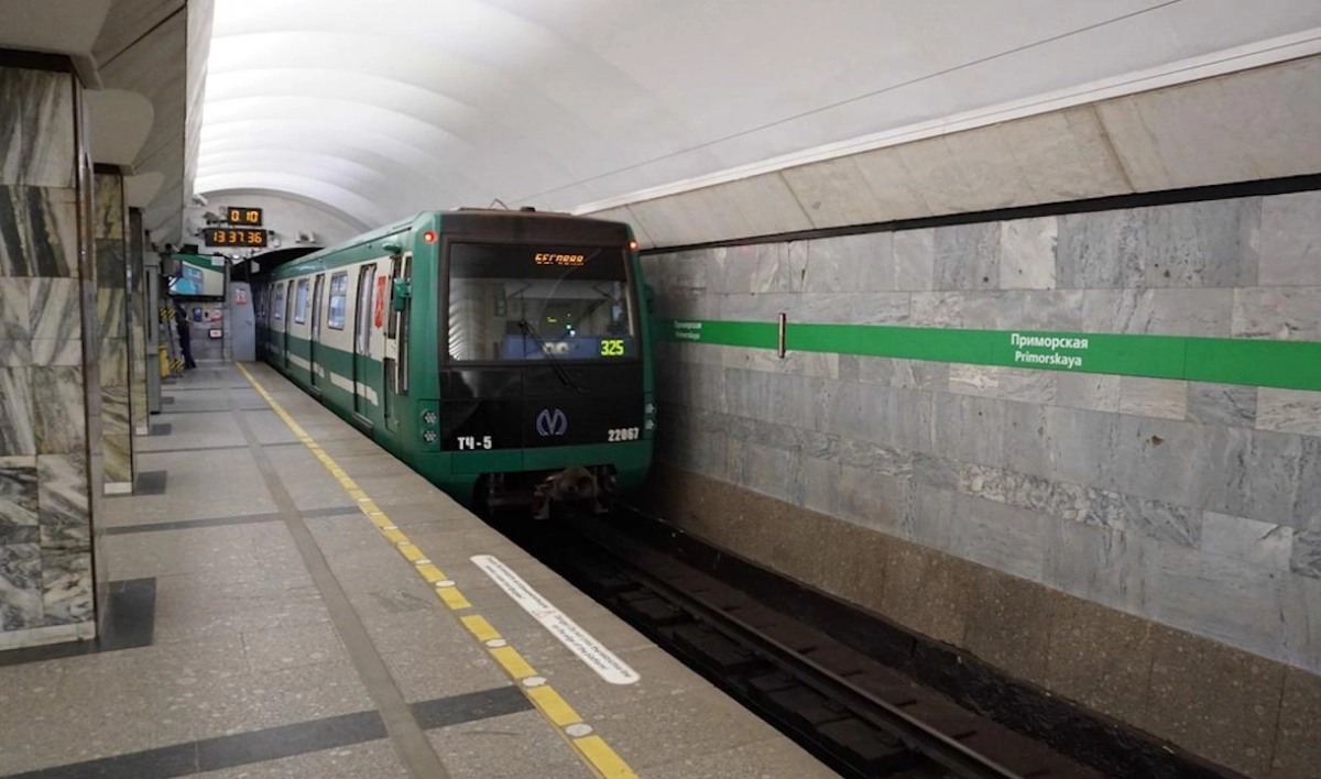 Движение по «зеленой» ветке метро Петербурга восстановили почти за 40 минут - tvspb.ru