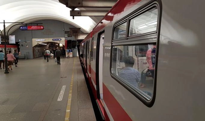 Активисты предложили установить прозрачные урны в метро - tvspb.ru
