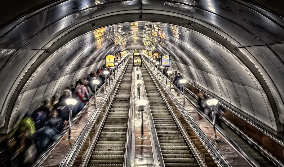 В петербургском метро дезинфицируют жетоны - tvspb.ru