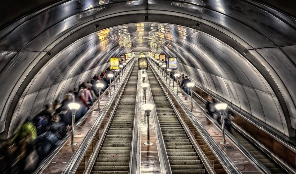 Ремонт эскалатора изменит режим работы станции метро «Парк Победы» - tvspb.ru