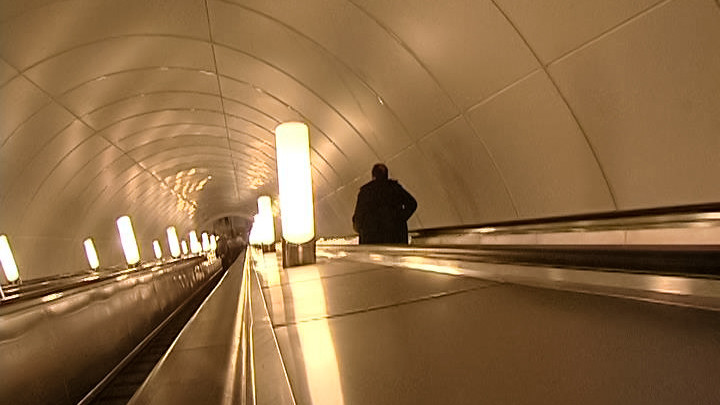 В метро Петербурга объяснили причины тотального досмотра на 4 станциях