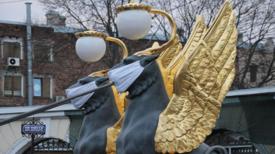 На грифонов Банковского моста надели маски
