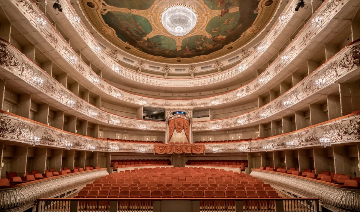 Иностранцы не смогут посещать театры и музеи Петербурга без QR-кодов - tvspb.ru