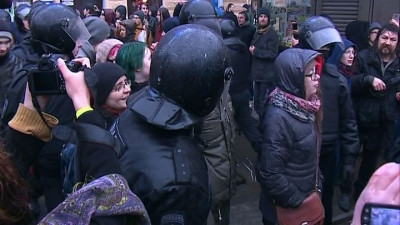 Участники протестной акции дошли до площади Восстания, где несколько человек были задержаны