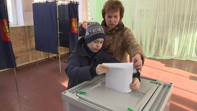 Политики и чиновники Петербурга голосуют семьями