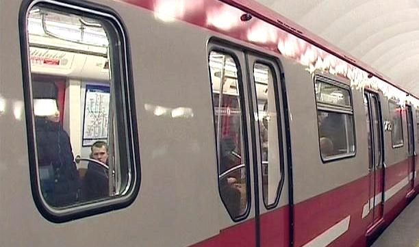 На платформе «Новокрестовской» заканчивают установку прозрачных стеклянных дверей - tvspb.ru