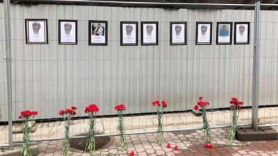 Стихийный памятник медикам, погибшим от COVID-19, сохранят, пока не будет найдена альтернатива