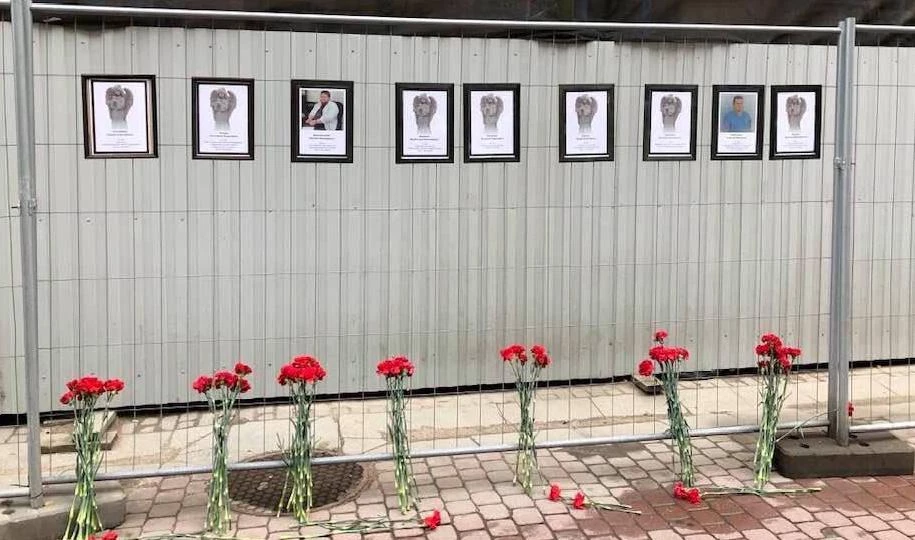 Петербуржцы несут цветы к мемориалу памяти медиков на Малой Садовой - tvspb.ru