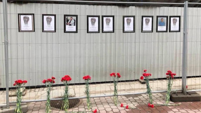Петербуржцы несут цветы к мемориалу памяти медиков на Малой Садовой