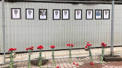 В Петербурге демонтируют стихийный мемориал медикам, погибшим от коронавируса