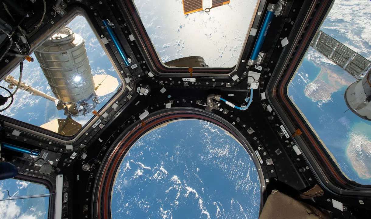 Космонавты перешли с МКС на борт нового российского модуля «Наука»