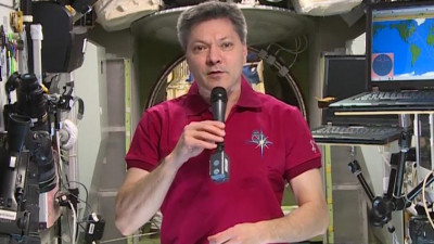 Российский космонавт с орбиты поздравил женщин с праздником