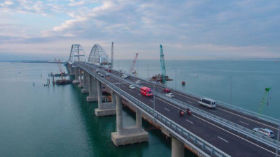 СМИ: Корабли ВСМ Украины прошли под арками Крымского моста