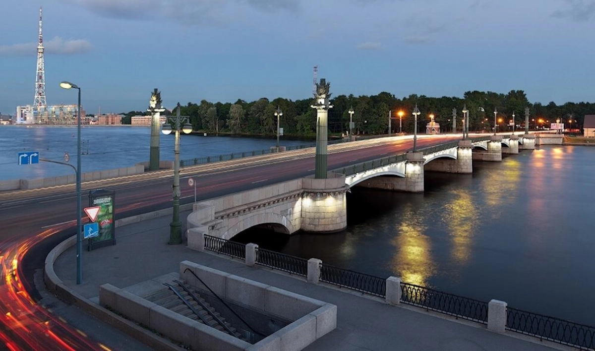Движение по эстакаде у Ушаковского моста ограничат до октября - tvspb.ru