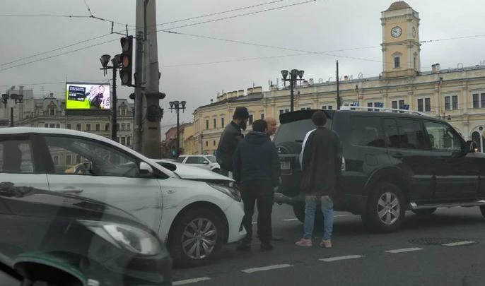 Очевидцы сообщают, что актер Сергей Селин попал в ДТП на площади Восстания - tvspb.ru