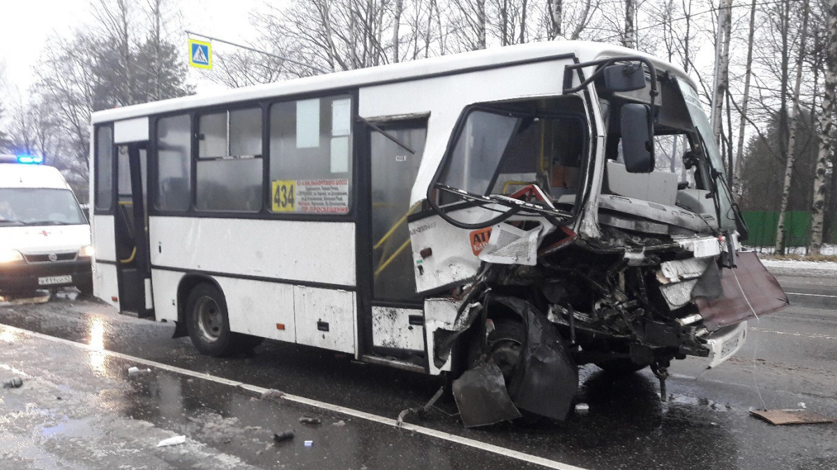 На Выборгском шоссе серьезное ДТП с участием маршрутки, есть пострадавшие - tvspb.ru