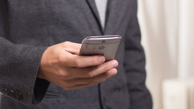 Российский изобретатель придумал, как заряжать смартфон от костра