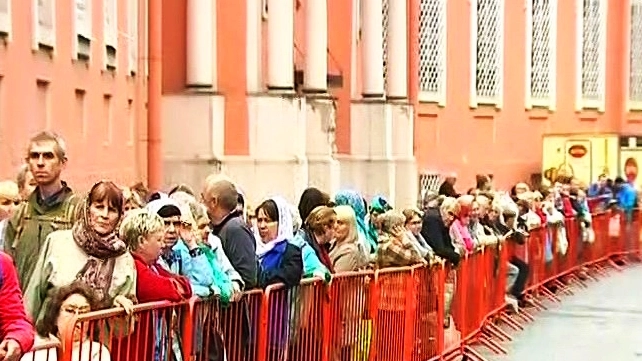 Люди стоят в общей очереди для поклонения мощам Николая Чудотворца по 3,5 часа - tvspb.ru