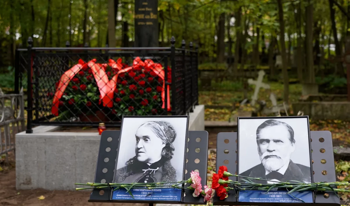 В Петербурге отреставрировали памятник основателям первого детсада в России - tvspb.ru