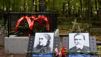 В Петербурге отреставрировали памятник основателям первого детсада в России