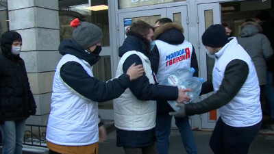 Две тонны воды для врачей и пациентов доставили в НИИ им. Джанелидзе молодогвардейцы