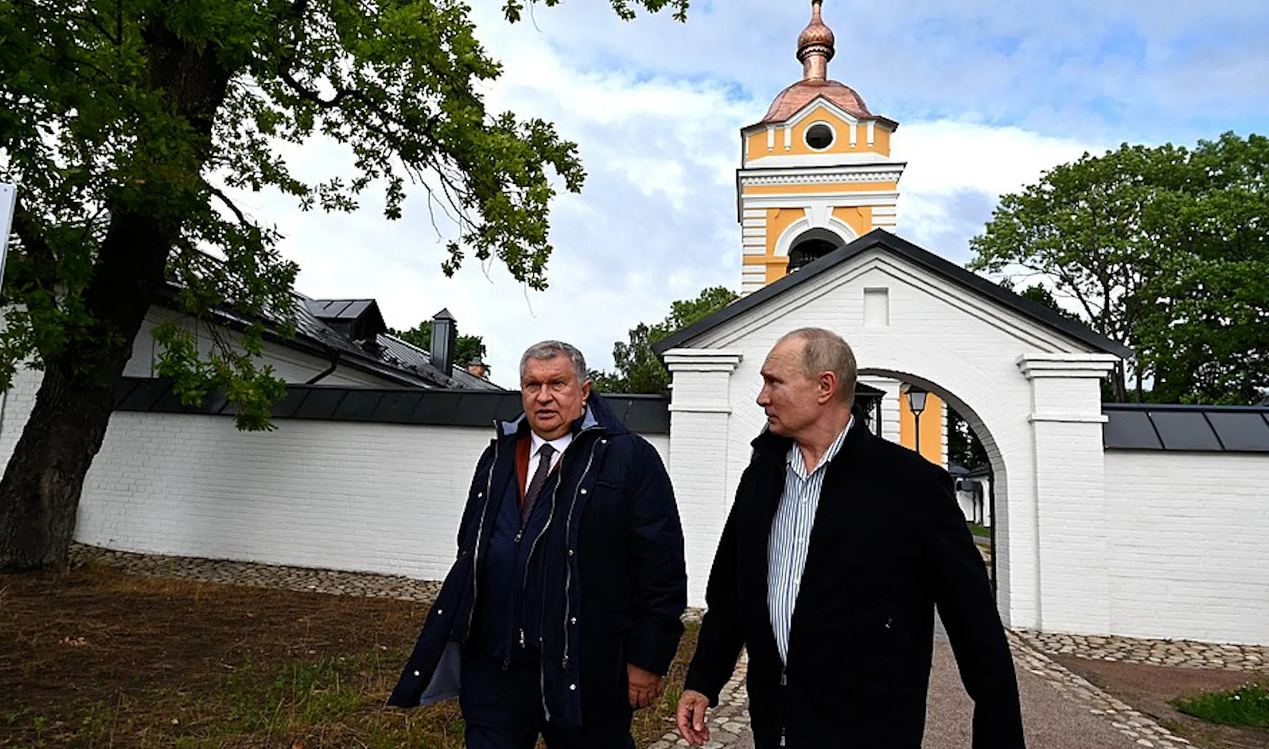 Рождество на валааме 2024. Коневский Рождество-Богородичный мужской монастырь острова Коневец. Коневский монастырь на Ладоге. Путин на острове Коневец. Путин и Сечин в монастыре.