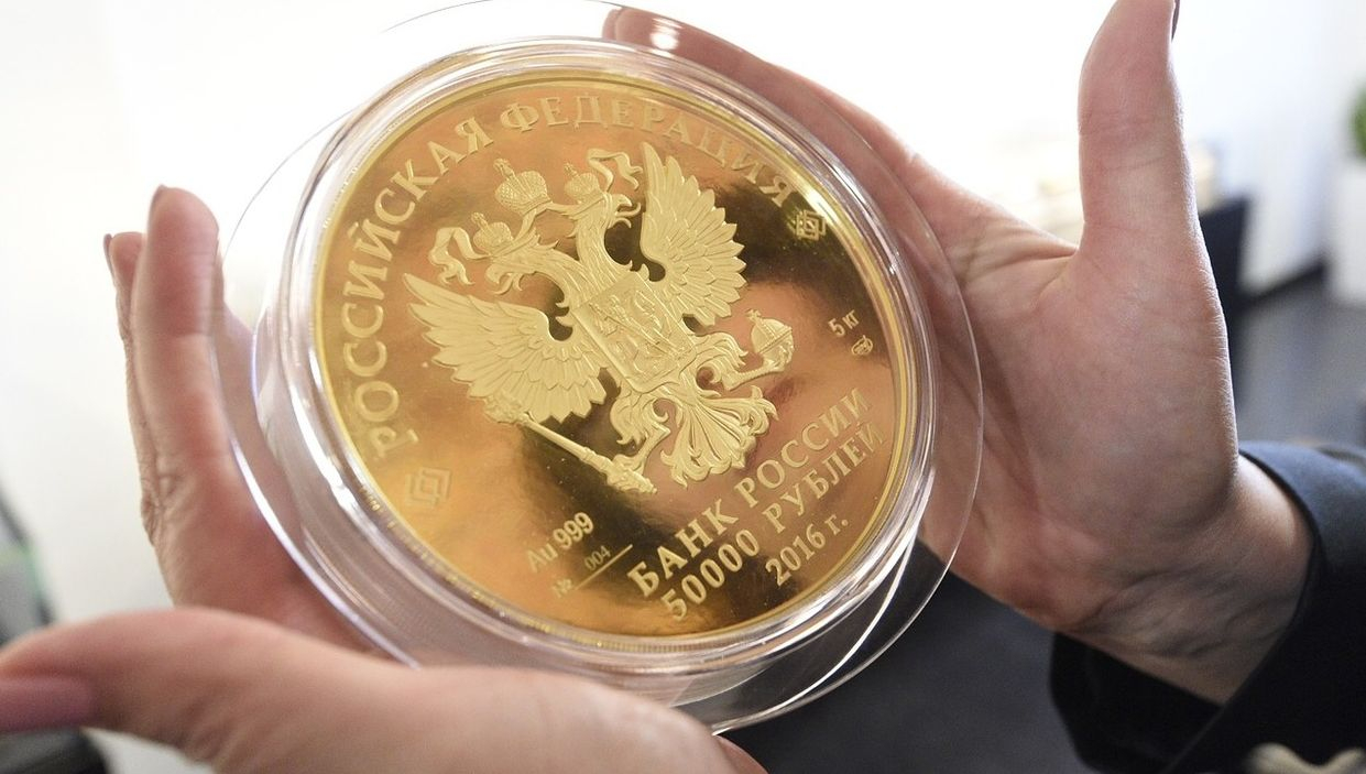 Золотая монета 25 рублей Сбербанк. Монета 5 кг золота банк России. Инвестиционные монеты золото. Банка с золотыми монетами.