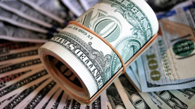 Курс доллара поднялся выше 74 рублей впервые с лета